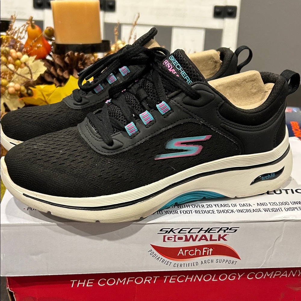 NIB Skechers Women's Go Walk Arch Fit Sneakers Size 6.5